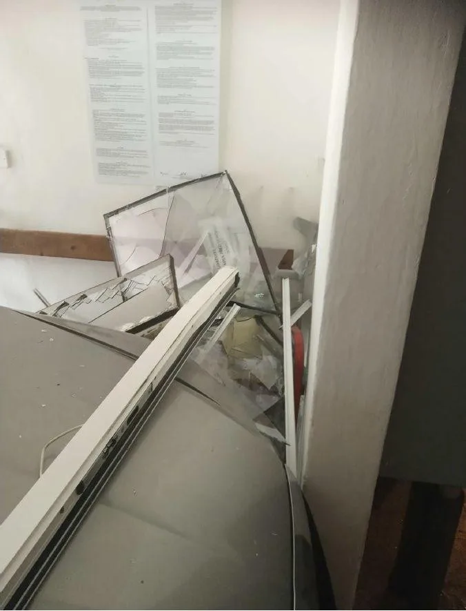 Muž vjel do vchodu panelového domu