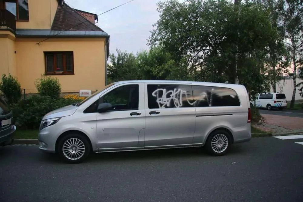 Opilý sprejer pomaloval pohřební vůz. Byl tak namol, že se mu ani nepodařilo utéct