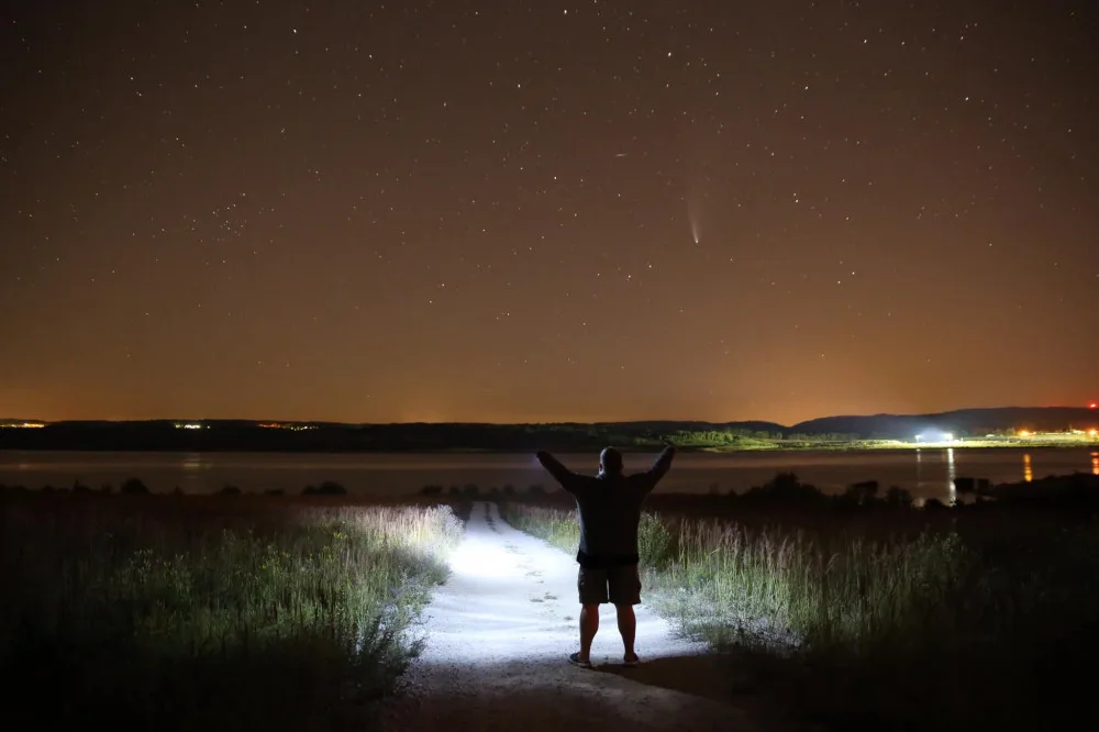 Poslední šance ulovit fotku! Kometa Neowise už se vzdaluje a vrátí se až za 7000 let