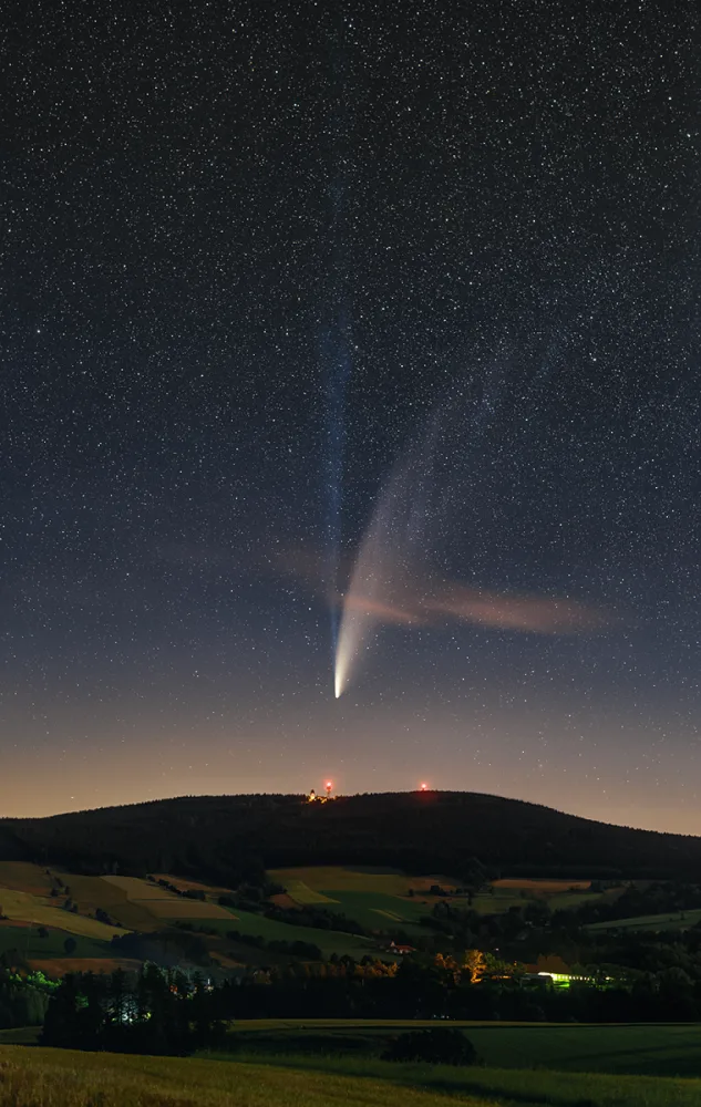 Tento snímek Petra Horálka, který kometu zachytil na Orlickoústecku, ocenila i NASA