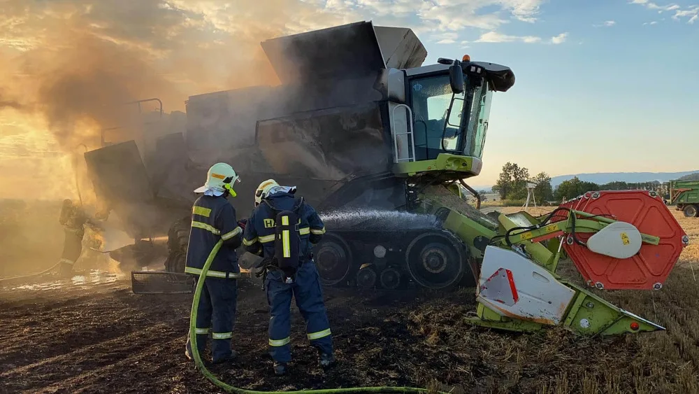 FOTO/AKTUÁLNĚ: Poblíž obce Bělkovice- Lašťany hořel kombajn, škoda je 5 milionů korun