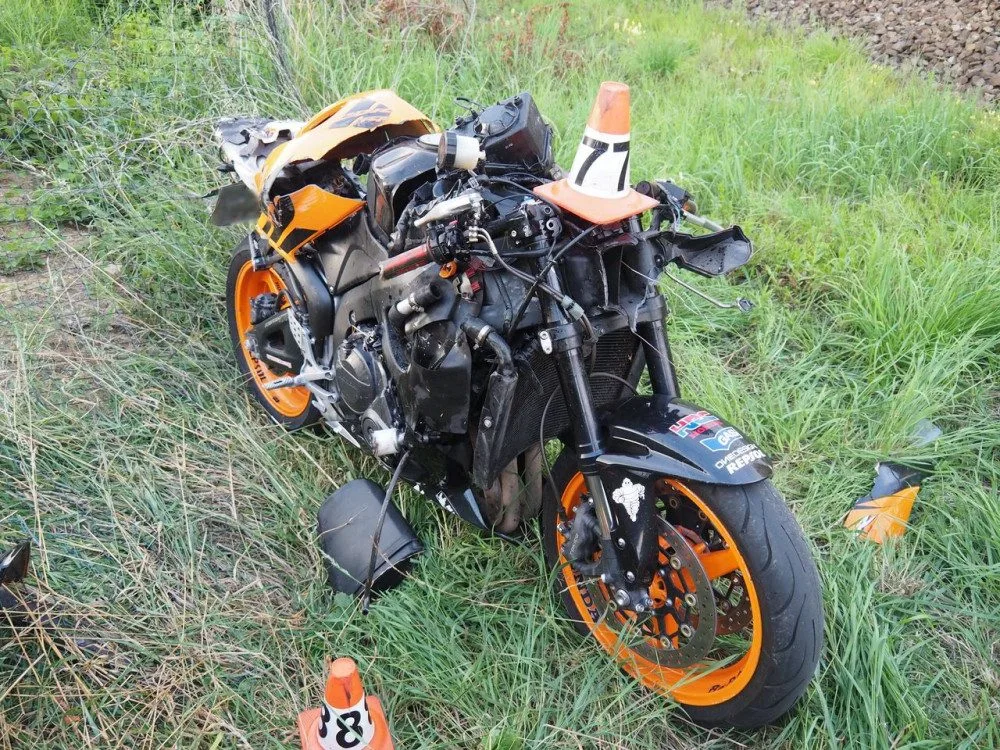 Sedmadvacetiletý motorkář bez řidičáku boural u železničního přejezdu. Do nemocnice odletěl vrtulníkem