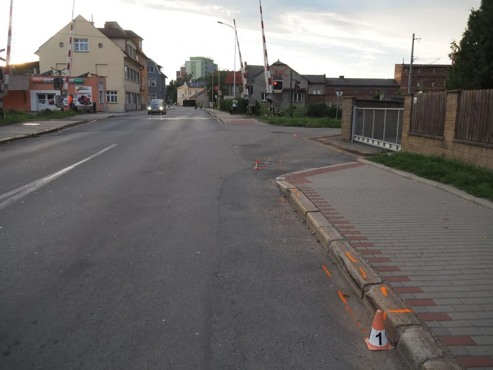 Sedmadvacetiletý motorkář bez řidičáku boural u železničního přejezdu. Do nemocnice odletěl vrtulníkem