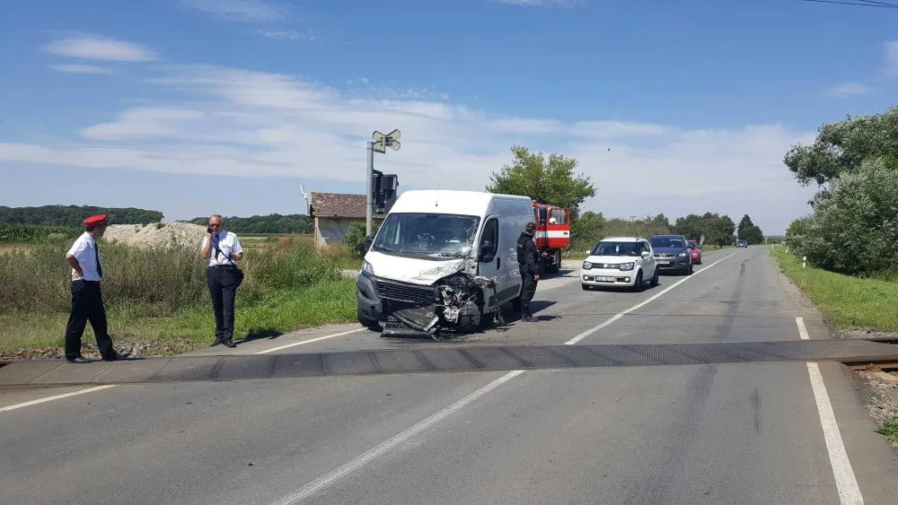 Řidiče dodávky oslnilo slunce a vjel do cesty rychlíku