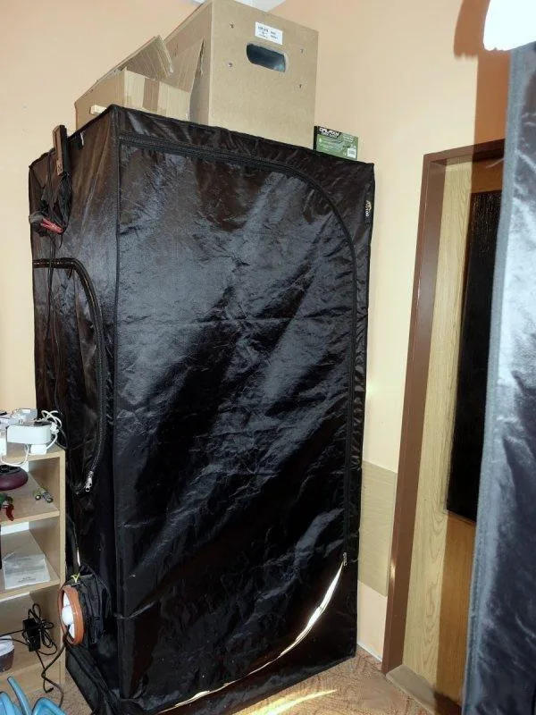 Indoor pěstírna s výbavou má po roce utrum. Kriminalisté zabavili tři pěstební stany