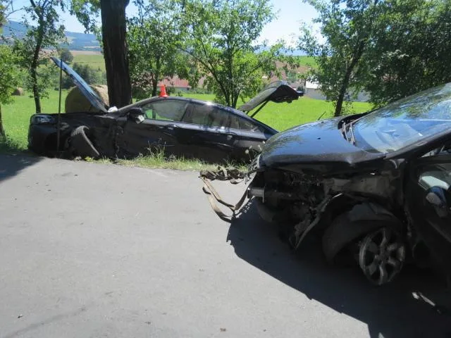Řidič z nepozornosti přejel do protisměru a čelně se srazil s protijedoucím autem. Hmotná škoda je přes milion korun