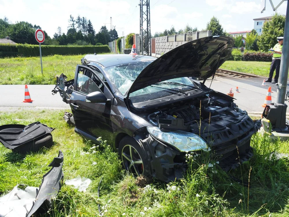 Na Šumpersku se střetl vak s osobním autem, řidič se zranil