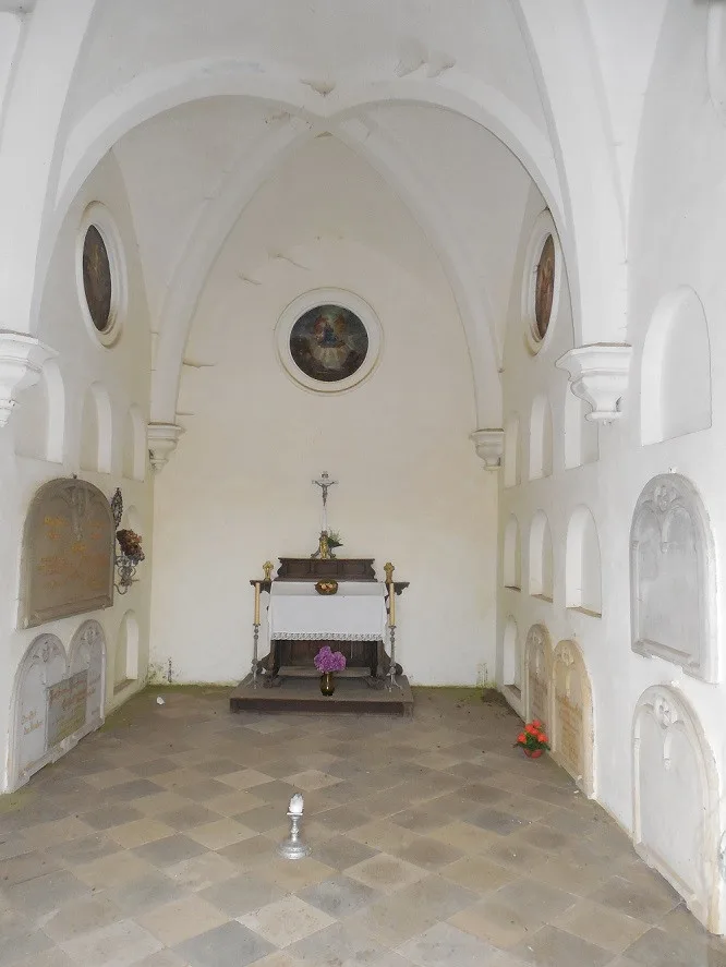 Šlechtická hrobka na hřbitově v Rokytnici z první poloviny 19. století se stala památkou