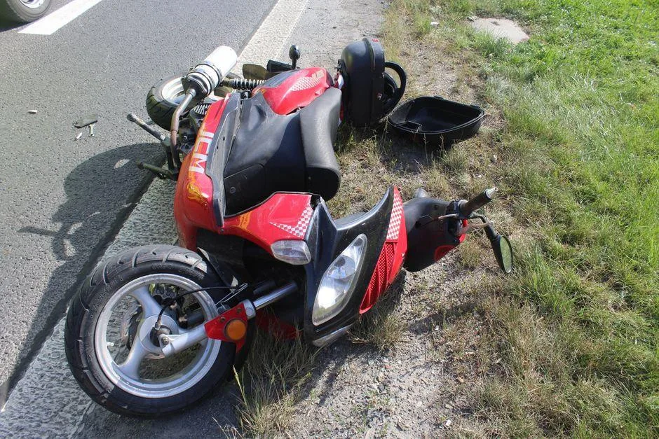 Při nehodě utrpěl motorkář zranění, se kterým musel být převezen do nemocnice.