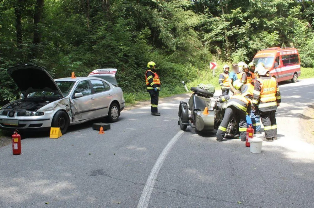 Řidič motorky vyjel v zatáčce do protisměru, kde zrovna projíždělo auto.