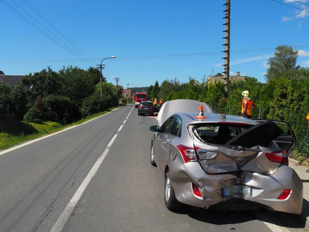 Řidička nastavovala teplotu a nevšimla si brzdícího auta před sebou. Pět cestujících se zranilo