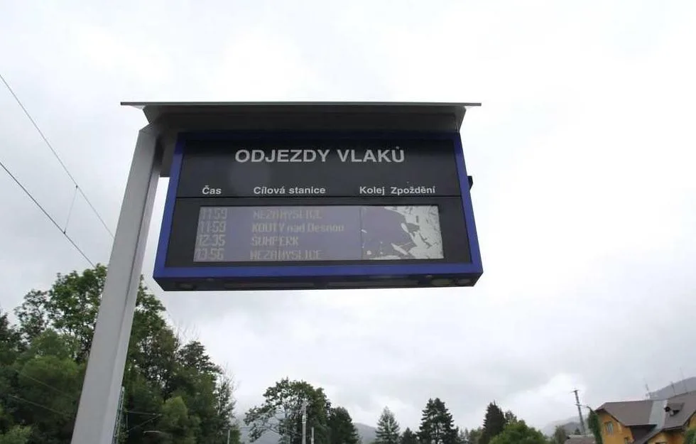 Podnapilý muž rozbil panel s odjezdy vlaků. Policie se obrací na svědky