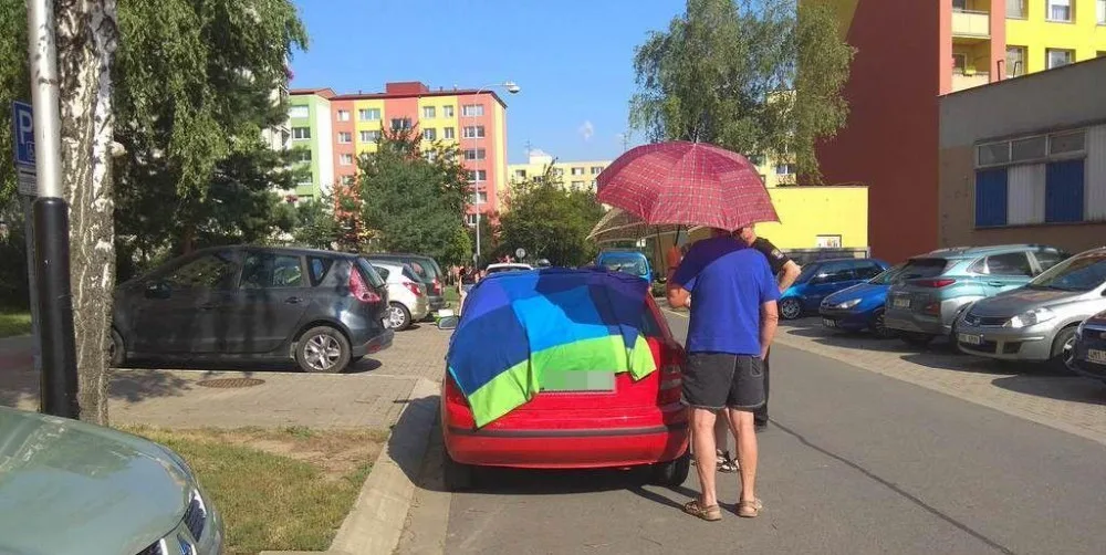 Přerovští strážníci pomohli dostat dítě z rozpáleného auta