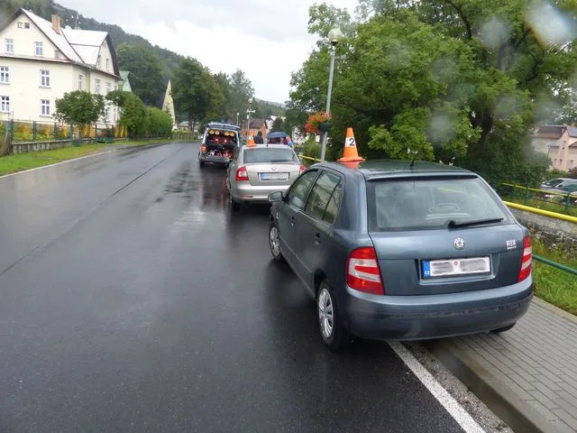 Policie pátrá po řidiči červeného auta, který způsobil dopravní nehodu dvou aut. Z místa nehody ujel