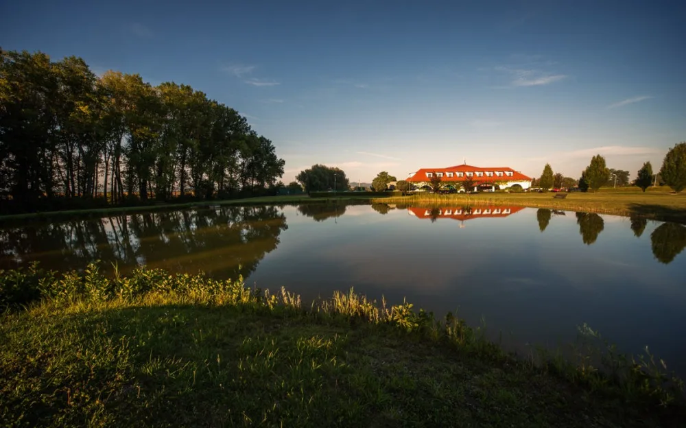 Romantický rybník a výhled na pasoucí se koně. Takový je olomoucký Park Hotel Prachárna