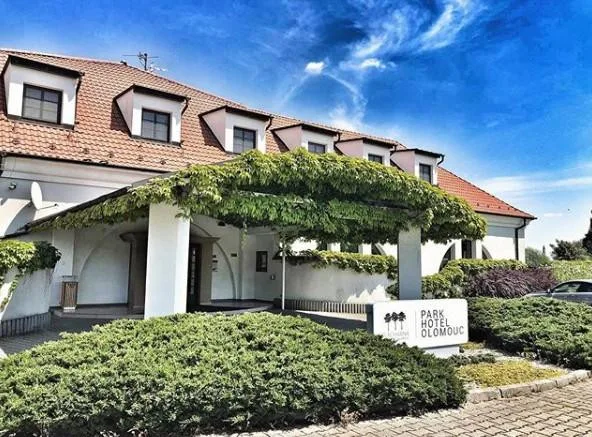 Romantický rybník a výhled na pasoucí se koně. Takový je olomoucký Park Hotel Prachárna