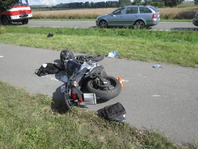 Policie hledá svědkyni, která dávala první pomoc na závažné dopravní nehodě