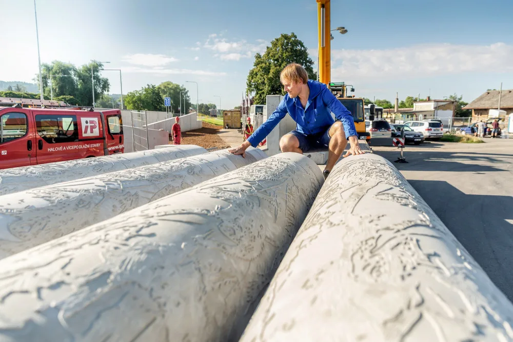 FOTO: Výtvarník se snaží integrovat umění do veřejného prostoru. Jeho betonové plastiky zdobí prostor přednádraží