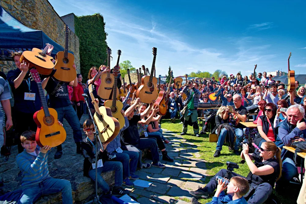 Hudebníci se pokusí pokořit rekord v počtu kytaristů hrajících na jednom místě. Součástí akce bude festival Blues nad Bečvou
