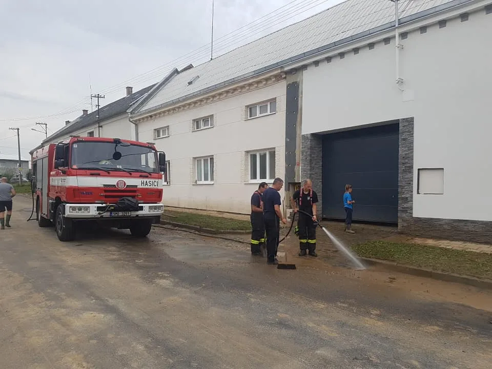 Páteční bouřka zaplavovala domy a sklepy. V Kokorách také poničila chmelnice za 20 milionů