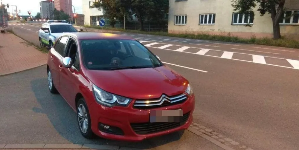 Chtěl odvézt opilého kamaráda domů. Přitom si popletl pedály
