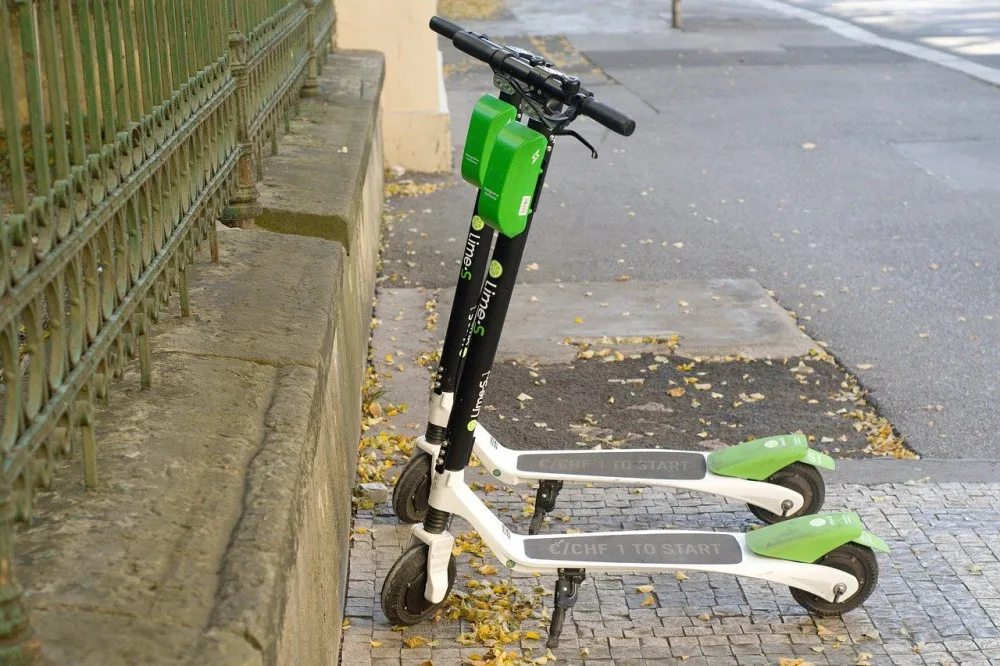 Dva cyklisté ujížděli na kradené elektrokoloběžce. Dopadl je známý okradeného majitele
