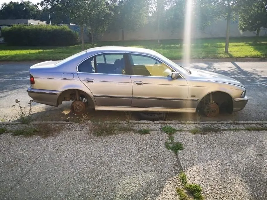 Další krádež kol v Neředíně. Tentokrát si zloději vytipovali BMW na Okružní ulici