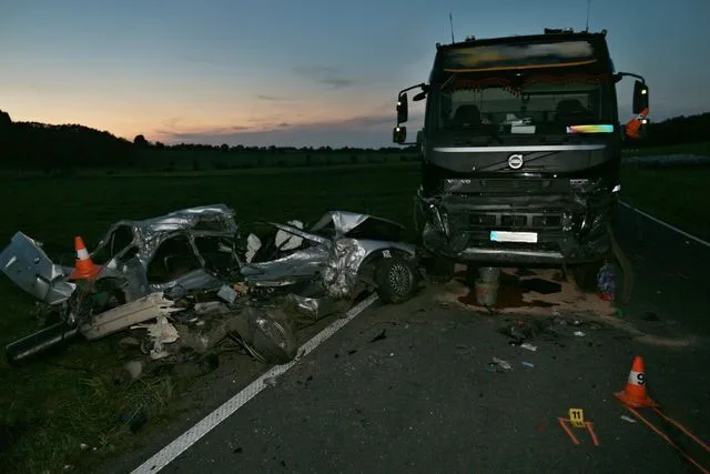 Řidič BMW na místě zemřel po srážce s nákladním vozidlem. V rychlosti nezvládl projet zatáčku
