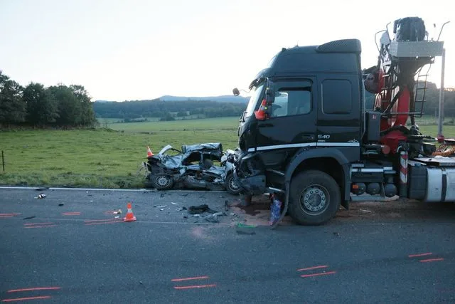Řidič BMW na místě zemřel po srážce s nákladním vozidlem. V rychlosti nezvládl projet zatáčku