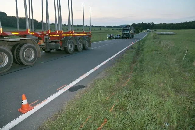 Řidič BMW na místě zemřel po srážce s nákladním vozidlem. V rychlosti nezvládl projet zatáčku