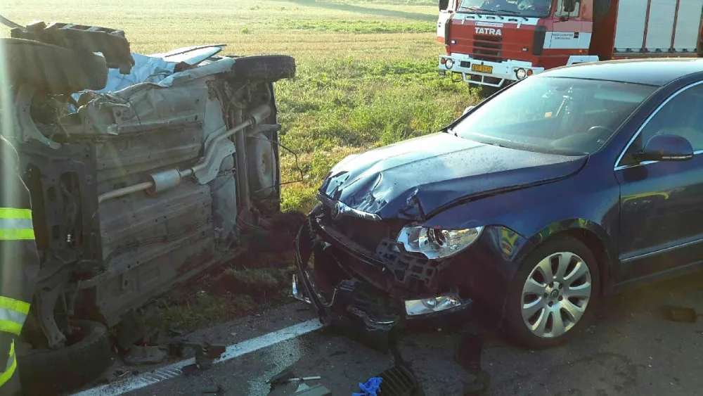 V pátek ráno nehoda zablokovala silnici u Samotíšek. Jednoho z řidičů museli hasiči vyprošťovat