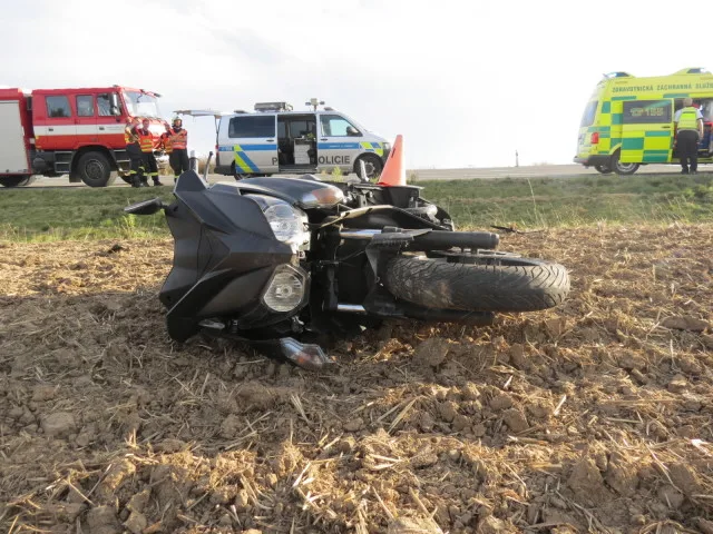 FOTO: Žena havarovala na motorce se spolujezdcem. Oba skončili v nemocnici
