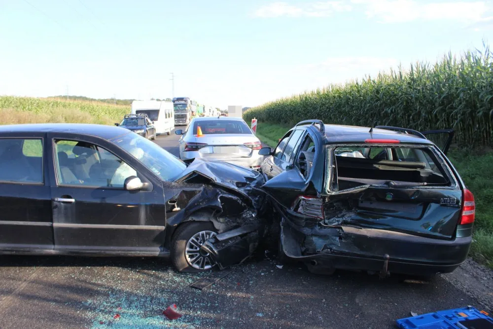 Bouračka čtyř aut si vyžádala jedno lehčí zranění a škodu zhruba za 200 tisíc korun