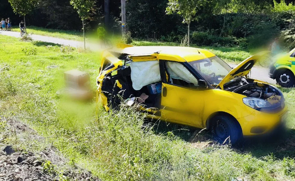 AKTUÁLNĚ: Ve Velké Bystřici se srazil vlak s osobním autem. Řidič vozu utrpěl zranění