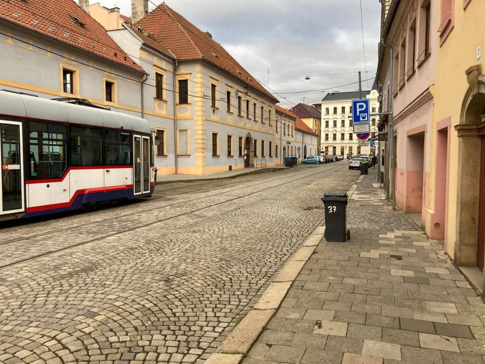 Část ulice Sokolská byla kvůli opravám kolejí uzavřena.