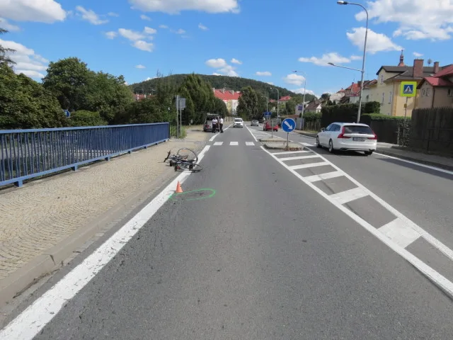 Řidič bílé dodávky srazil při předjíždění cyklistku na elektrokole a z místa nehody ujel. Pátrá po něm policie