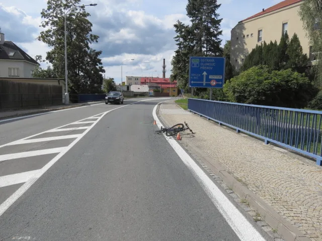 Řidič bílé dodávky srazil při předjíždění cyklistku na elektrokole a z místa nehody ujel. Pátrá po něm policie