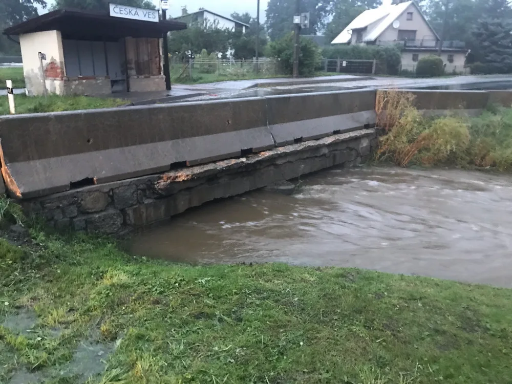 Hladiny řek se v úterý večer zvedly. Hasiči zasahovali na nejkritičtějších místech