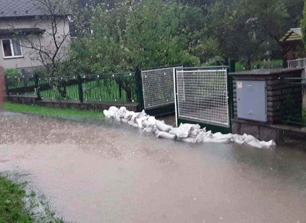 Hladiny řek se v úterý večer zvedly. Hasiči zasahovali na nejkritičtějších místech