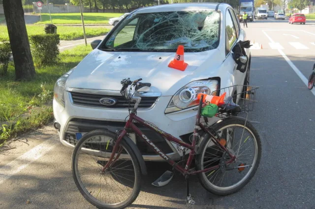 Opilý řidič srazil na přechodu pro chodce třiaosmdesátiletého cyklistu. Ten utrpěl vážná zranění