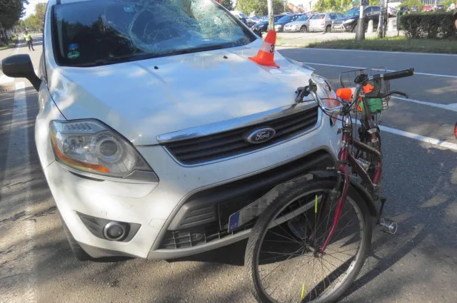 Opilý řidič srazil na přechodu pro chodce třiaosmdesátiletého cyklistu. Ten utrpěl vážná zranění