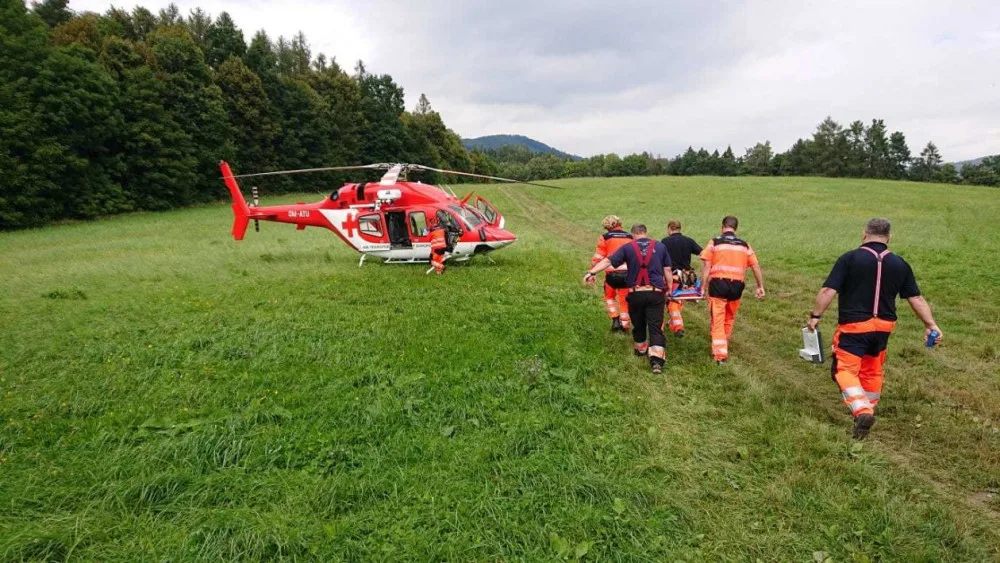 FOTO: Chlapec spadl ze skály na školním výletu a těžce se zranil.