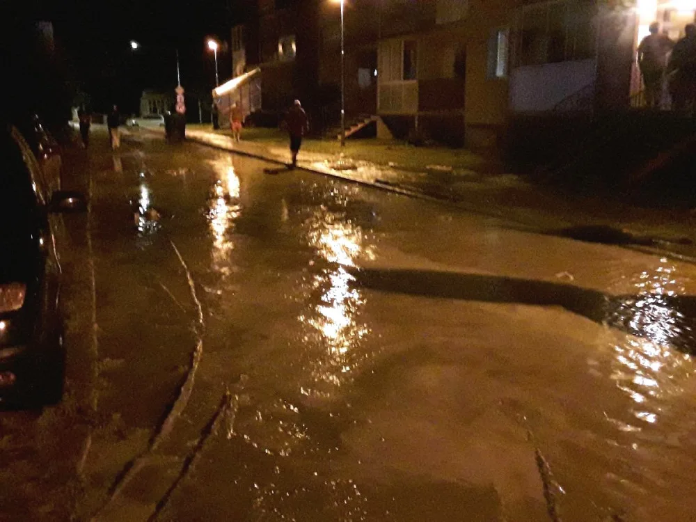 FOTO: Spadené stromy, nehody i bahno v domech. Olomoucký kraj zasáhly silné bouřky