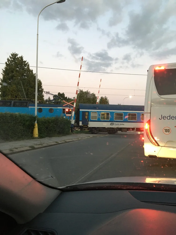 VIDEO: Stačilo pár sekund a mohlo dojít k tragické nehodě,  přes přejezd bez spuštěných závor projížděl vlak