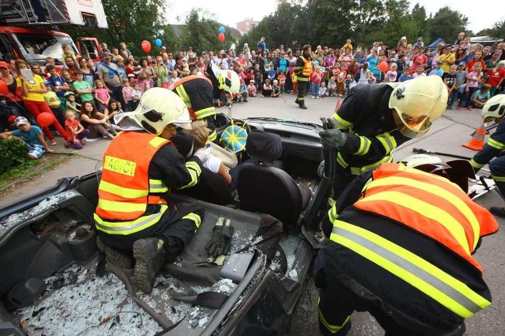 Hasiči mimo jiné předvedou vyprošťování z havarovaného vozidla.