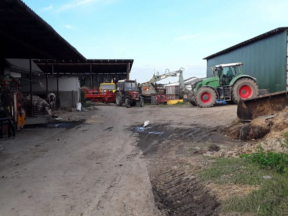Hasiči v pátek odpoledne zachránili muže, kterého vtáhl zemědělský stroj. Na místě zasahoval také vrtulník