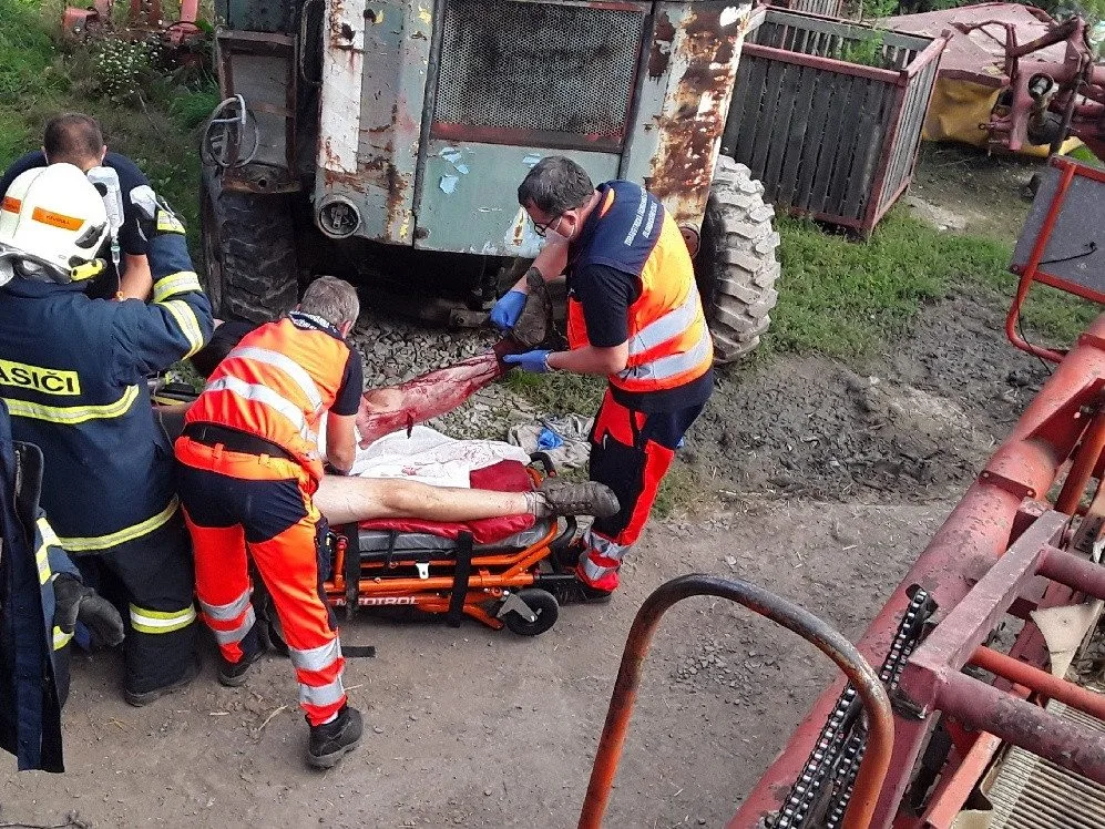 Hasiči v pátek odpoledne zachránili muže, kterého vtáhl zemědělský stroj. Na místě zasahoval také vrtulník