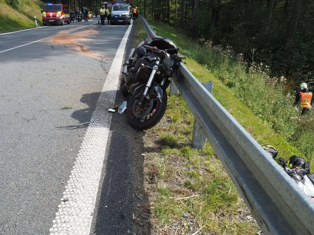 Na Červenohorském sedle se zranil motorkář. Zasahoval vrtulník, silnice musela být uzavřena
