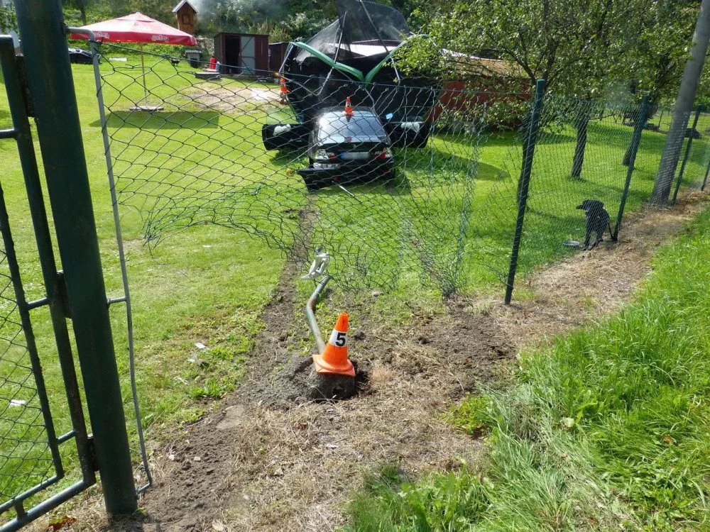 Řidič prorazil plot a naboural do dětské trampolíny.