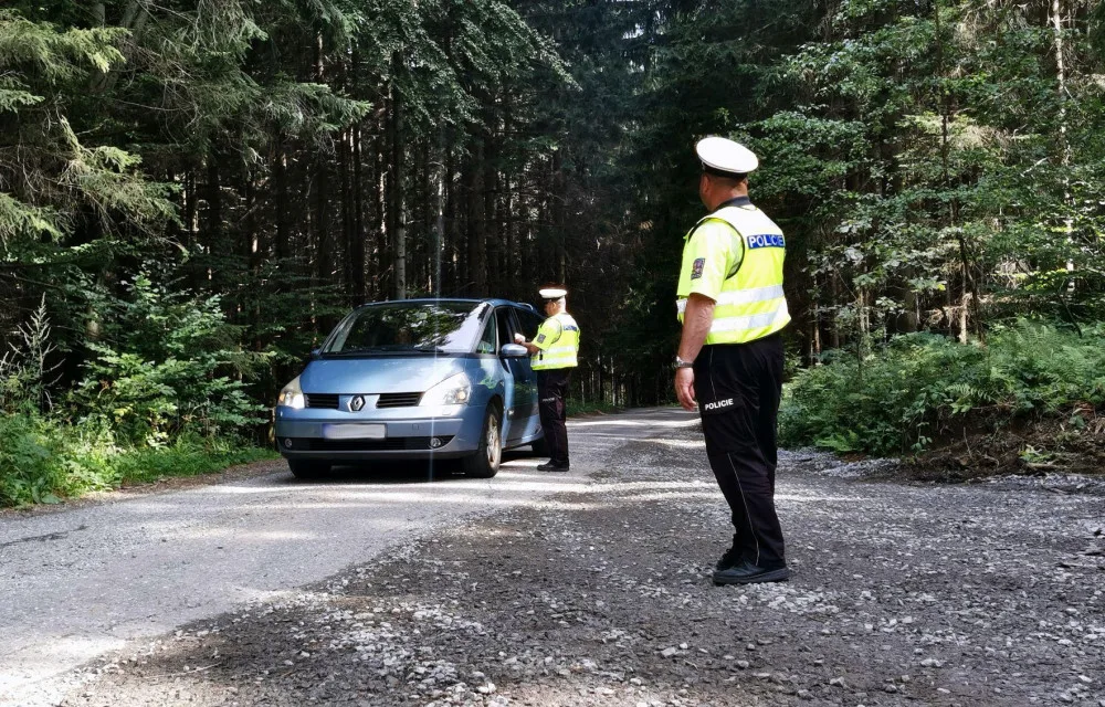 Policisté pokutovali neukázněné řidiče. Společně s lesníky odhalili třináct přestupků
